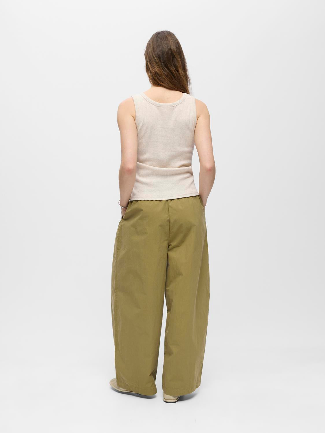 model_shot-back